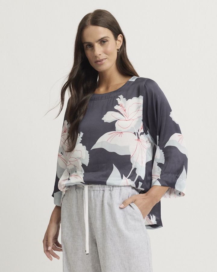 Yara Trail NATIVE Top in Navy Flora
