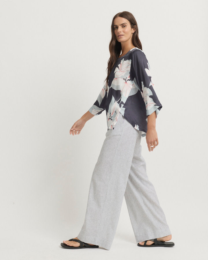 Yara Trail NATIVE Top in Navy Flora