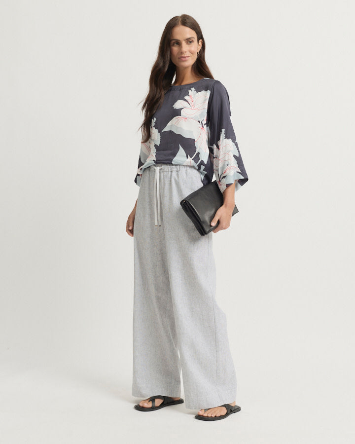 Yara Trail NATIVE Top in Navy Flora